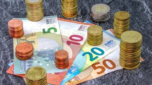 Κατώτατος μισθός: Αντίστροφη μέτρηση για να "κλειδώσουν" οι αποφάσεις – Πόσο θα αυξηθούν τα επιδόματα