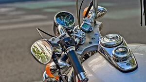 Σοβαρό τροχαίο με κλεμμένη μοτοσικλέτα στο Αιγάλεω – Στο νοσοκομείο 25χρονος