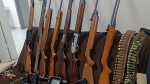 Επιτέθηκε στην ηλικιωμένη μάνα και τον αδερφό του - "Οπλοστάσιο" το σπίτι του!