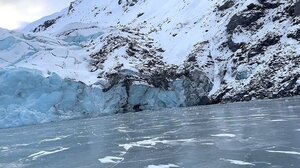 Παγετώνας πέφτει σε παγωμένη λίμνη της Αλάσκα