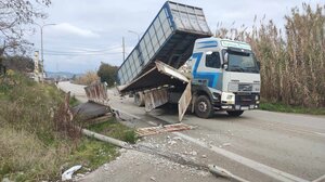 Φορτηγό γκρέμισε πεζογέφυρα στη Νεάπολη Αγρινίου