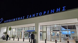 Σεισμοί στη Σαντορίνη: Στα αυτοκίνητα διανυκτερεύουν οι κάτοικοι
