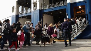 Σαντορίνη: Έντρομοι οι κάτοικοι εγκαταλείπουν το νησί - Νέος σεισμός 4,9 Ρίχτερ τα ξημερώματα