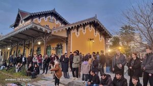 Συγκέντρωση εργατικών σωματείων στο σιδηροδρομικό σταθμό του Βόλου για την τραγωδία των Τεμπών