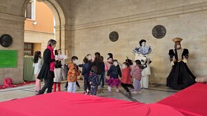 Δεκάδες μικρά παιδιά στο αίθριο της Λότζια για το θεατρικό παιχνίδι «Ο Κήπος του Ματίς»