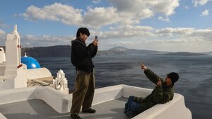 Στην Σαντορίνη η γη σείεται αλλά ο Σουζούκι βγάζει χαμογελαστός σέλφι 