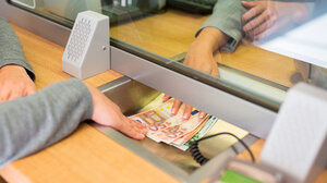 Εορταστικό ωράριο τραπεζών: Ποιες ημέρες παραμένουν κλειστά τα καταστήματα