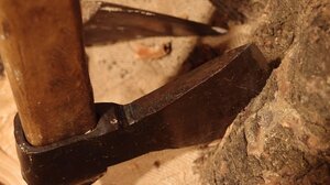 «Με κυνηγούσαν μέσα στο σπίτι και πάλευα να γλιτώσω» λέει ο άνδρας με τον μπαλτά και το τσεκούρι