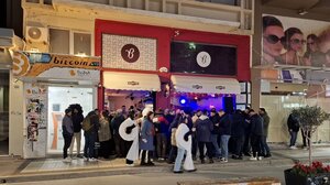 Τσικνοπέμπτη: Αλλού χαμόγελα και αλλού προβληματισμός για την κίνηση στα μαγαζιά