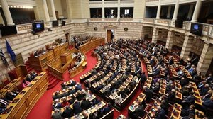 Τέμπη: Ζωντανά η συζήτηση στη Βουλή για σύσταση Προανακριτικής για Τριαντόπουλο- "Ναι" από τη ΝΔ 