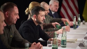 Μια "πραγματική και εγγυημένη" ειρήνη ζητά ο πρόεδρος Ζελένσκι