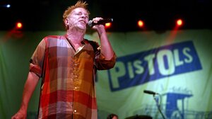 Sex Pistols: Η θρυλική μπάντα επιστρέφει στη σκηνή μετά από 22 χρόνια