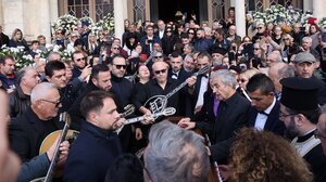 «Άστρα μη με μαλώνετε» που τραγουδώ με δάκρυα στα μάτια