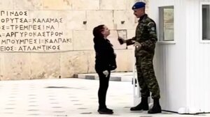 25η Μαρτίου: Συνελήφθη υπάλληλος της Βουλής- Προσπάθησε να γράψει συνθήματα στο Μνημείο του Άγνωστου Στρατιώτη 