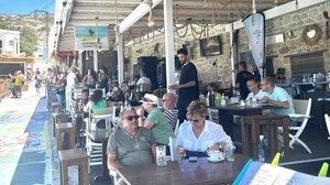 "2 Friends" στα Μάταλα: Ένα γαστρονομικό ταξίδι με θέα τις σπηλιές των Ματάλων και το απέραντο κρητικό πέλαγος