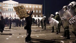 Επεισόδια στο Σύνταγμα: Μολότοφ, φωτιές και χημικά μετά τη συγκέντρωση για τα Τέμπη