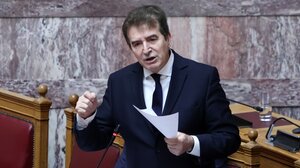 Χρυσοχοΐδης για τα επεισόδια στις διαδηλώσεις για τα Τέμπη: Εγκληματικό μέτωπο από χούλιγκανς και κουκουλοφόρους