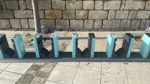 Μια που δόθηκαν σε χρήση τα ηλεκτρικά ποδήλατα ... μια που βανδάλισαν τους φορτιστές!