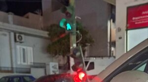 Ο σηματοδότης κρέμεται, η ηλεκτροπληξία παραμονεύει!