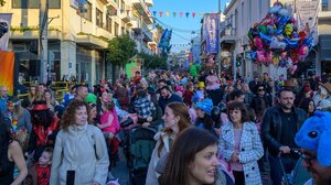 «Βούλιαξε» το Ρέθυμνο: Μικροί και μεγάλοι ξεφάντωσαν στο καρναβάλι!