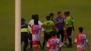 Τρομερό ξύλο σε αγώνα ποδοσφαίρου: Ο διαιτητής έβγαλε νοκ άουτ τον προπονητή με... καράτε!