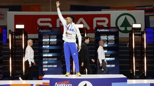 Εμμανουήλ Καραλής: Η απονομή του χρυσού και η ανάκρουση του Εθνικού Ύμνου