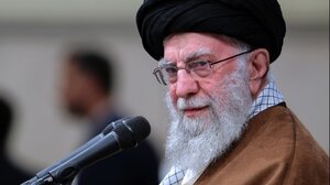 Ιράν: Ο Αλί Χαμενεΐ υπόσχεται "σθεναρά αντίποινα" σε περίπτωση επίθεσης