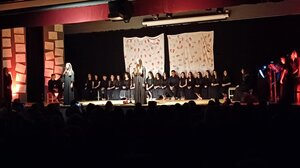 "Μάνα, θα αργήσω... ": Κοσμοσυρροή για τη μουσικοθεατρική παράσταση-αφιέρωμα στην τραγωδία των Τεμπών 