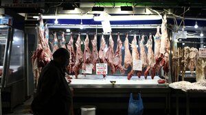 «Καλάθι του Πάσχα» με αρνί και κατσίκι - Πού θα φτάσει η τιμή του οβελία;