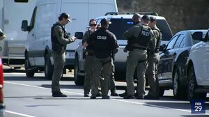  Παραδόθηκε ο άνδρας που πυροβολούσε έξω από τη CIA