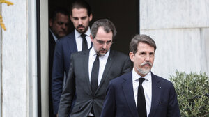 Καθηγητής του ΕΚΠΑ ζητάει από το ΣτΕ να αφαιρεθεί το «Ντε Γκρες» και η ιθαγένεια από την πρώην βασιλική οικογένεια