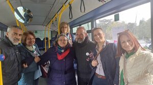 Ποίηση εν κινήσει για επιβάτες του αστικού στο Ηράκλειο - Φωτογραφίες