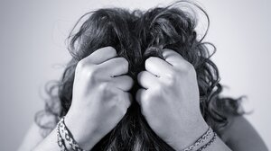 Τη χτύπησε, την κλώτσησε και την έβρισε και έσπευσε να εξαφανιστεί