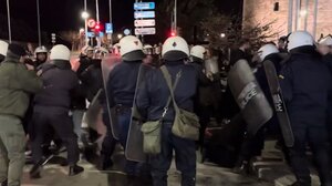 Μεγάλη ένταση και προσαγωγές στη διαμαρτυρία κατά της παράστασης του Χριστόφορου Ζαραλίκου