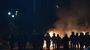 Επεισόδια στη Θεσσαλονίκη μετά την πορεία για τα Τέμπη – Έπεσαν μολότοφ και χημικά