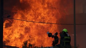 ΒΙ.ΠΕ.Η: Η πύρινη "κόλαση" στο εργοστάσιο ξυλείας μέσα από βίντεο και φωτογραφίες