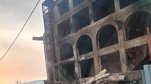 Φωτιά στην ΒΙΠΕΗ: Συνεχίζουν την επιχείρηση μέσα στο καμένο εργοστάσιο οι πυροσβέστες