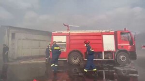 Φωτιά σε αποθήκες και υπαίθριο χώρο στον Ταύρο - Καίγονται παλέτες και σκουπίδια