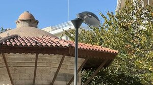 Έπαιζαν με τις πιθανότητες για το φωτιστικό! Θα πέσει, δε θα πέσει; 