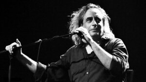 Γιάννης Αγγελάκας: «Λυπάμαι τα παιδάκια μου, τη νιότη τους χαράμι»