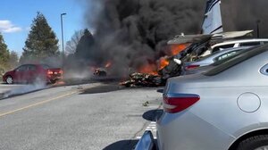 ΗΠΑ: Συνετρίβη μικρό αεροσκάφος με πέντε επιβαίνοντες – Κατέπεσε σε χώρο στάθμευσης