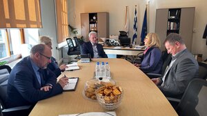 Οι απορίες της πρέσβειρας και η… πόρτα του Καλοκαιρινού! 