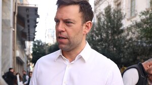 Αναγκαστική προσγείωση στη Βενετία για αεροπλάνο - Ανάμεσα στους επιβάτες και ο Κασσελάκης