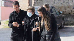 Θλίψη στο τελευταίο αντίο της Καίτης Κωνσταντίνου - Συντετριμμένες η μητέρα και η αδερφή της