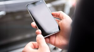ΑΑΔΕ: Προσοχή σε νέα απάτη με SMS "από το τελωνείο"