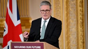 Κιρ Στάρμερ και Εμανουέλ Μακρόν εκφράζουν τις ανησυχίες τους για τις επιπτώσεις των δασμών Τραμπ