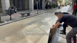 Λαμία: Σε ποτάμι μετατράπηκε η κεντρική οδός Υψηλάντη από σπασμένο αγωγό
