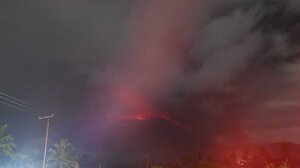 Ινδονησία: Εξερράγη ηφαίστειο και εκτόξευσε τέφρα σε ύψος 8.000 μέτρων