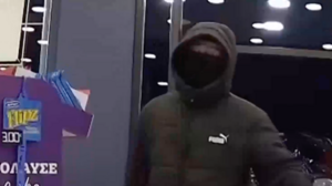 Θεσσαλονίκη: Αδίστακτος ληστής εισέβαλε σε μίνι μάρκετ με την απειλή τεράστιου μαχαιριού- Βίντεο