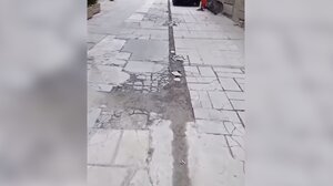 "Βομβαρδισμένο" τοπίο, δίπλα από το δημαρχείο